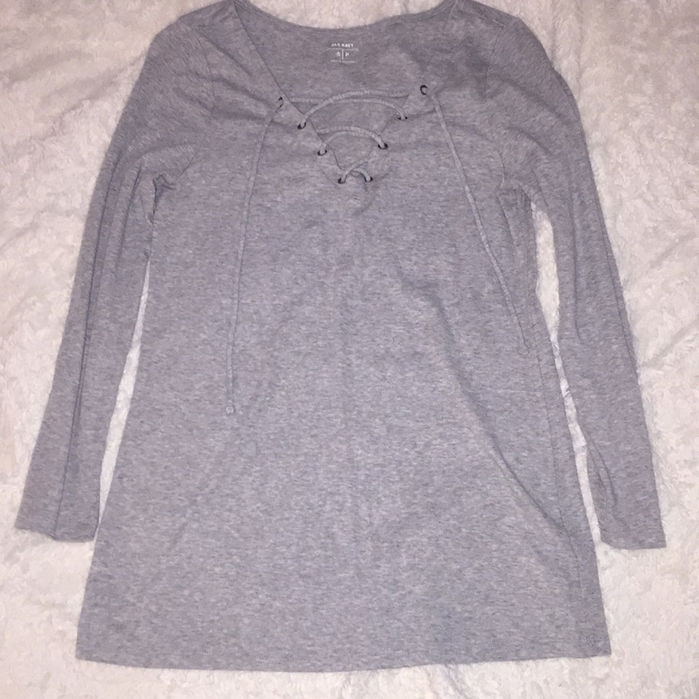 Grey Old Navy shirt ❣️